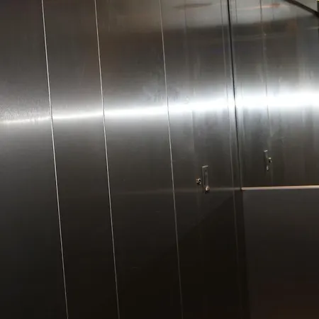 Large Modern 1 Bedroom With Balcony *