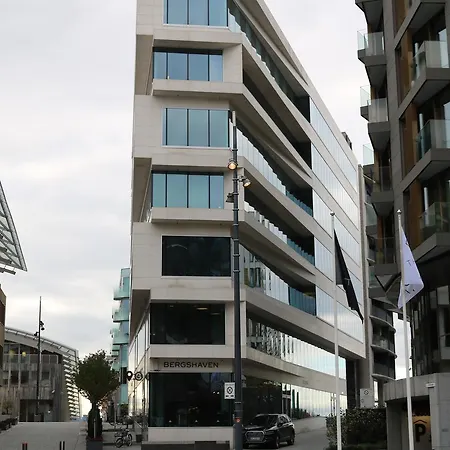Apartment Large Modern 1 Bedroom With Balcony