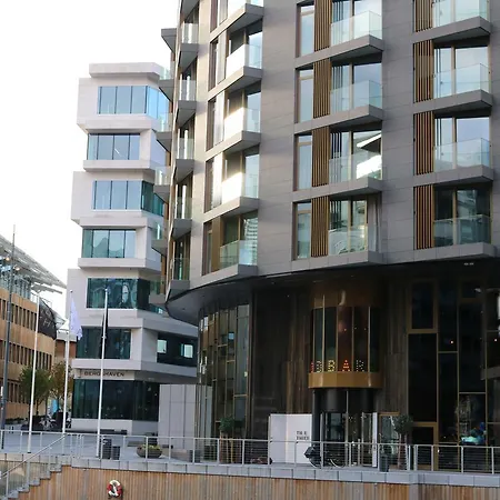 Large Modern 1 Bedroom With Balcony *