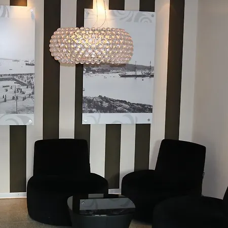 Apartment Large Modern 1 Bedroom With Balcony