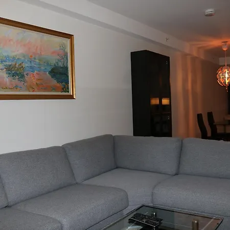 Large Modern 1 Bedroom With Balcony Apartment *