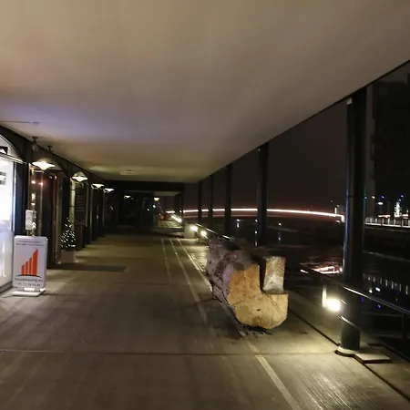 Large Modern 1 Bedroom With Balcony *