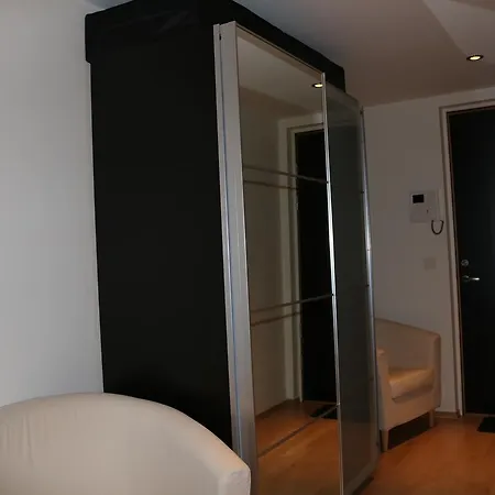 Apartment Large Modern 1 Bedroom With Balcony