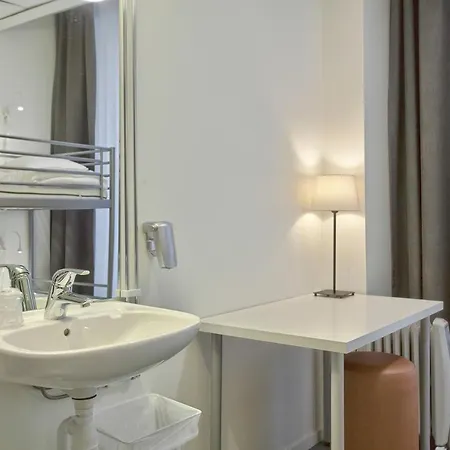 Saga Poshtel Central Хостел *