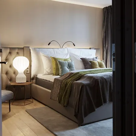 Clarion The Hub 4*