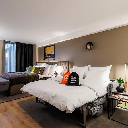 Clarion The Hub 4*
