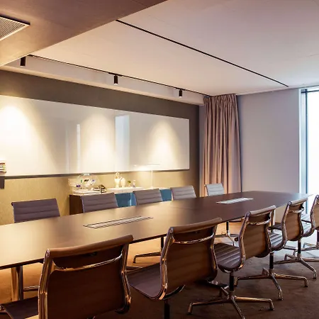 Clarion The Hub 4*