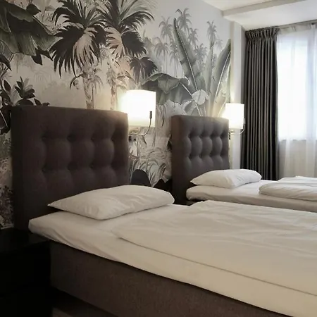 Super Hotel, 호텔