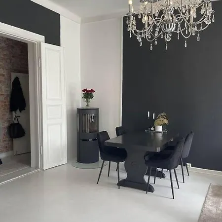 Luxurious By Royal Palace Apartman *