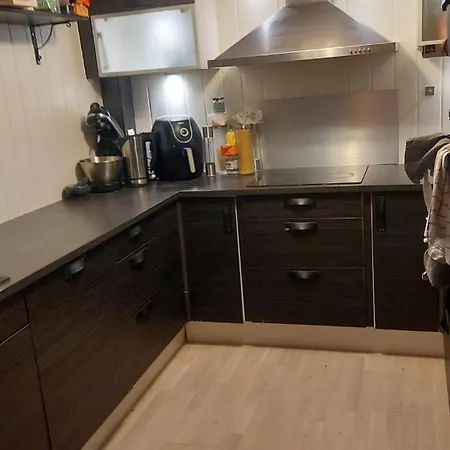 2 Bedroom Close To Centre And *