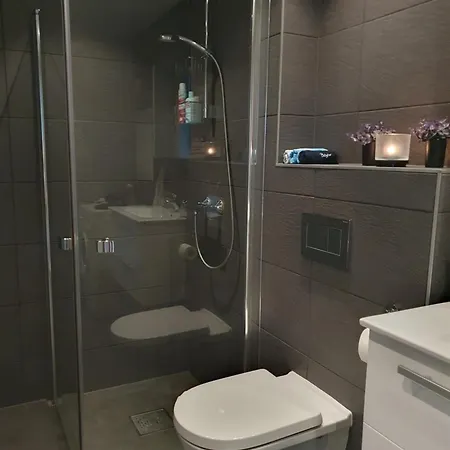 Tranquil In Picturesque Neighborhood Appartement *