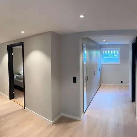 Stor Og Lys Leilighet I Hus *