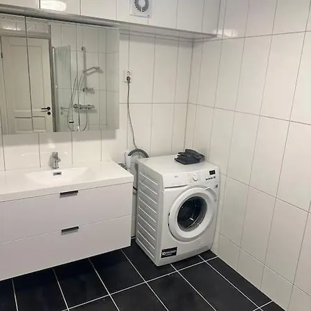 アパート Stor Og Lys Leilighet I Hus *