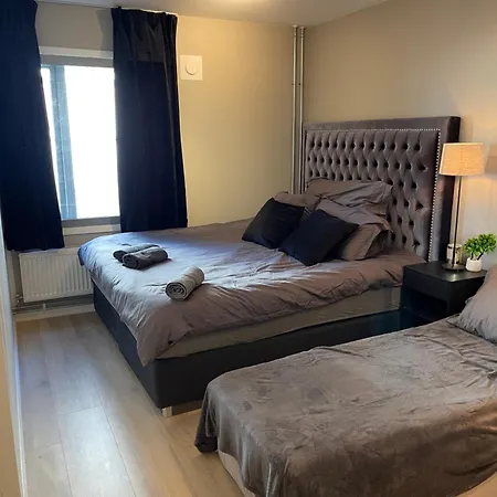 Rum i privatbostad Luxurious Modern In - Eur 4k Expensive Bed And 82