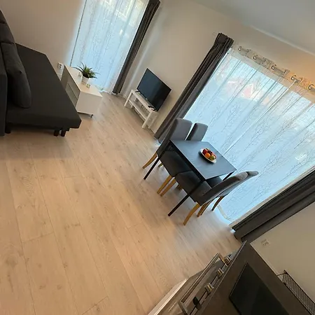 Lisas Apartment, Private New 1 Bedroom And 1 Living With Sofa Bed And Big Windows, Share With Nobody 公寓 *
