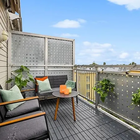 Modern 3 Bedroom - 4 Minute Walk From Metro - Floor Baclony View Lejlighed