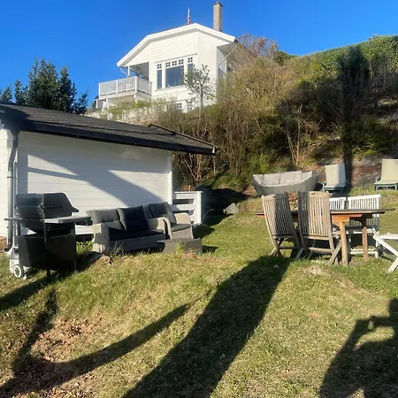 With1 Bedroom Separate Living With A Sofa Bed And A Tiny Kitchen A Bathroom Located In Nordstrand Near By The Sea For 3 Guests With A Garden And Grill 5 Extra Guests With Extra Cost In The With Sea View Just Outside The Apar Lejlighed Oslo