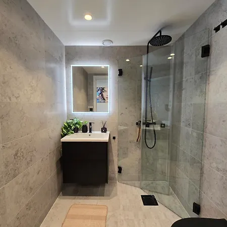 Дом отдыха Exclusive Townhouse With Private Rooftop *