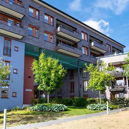 Leilighet With Sunny Balcony By The