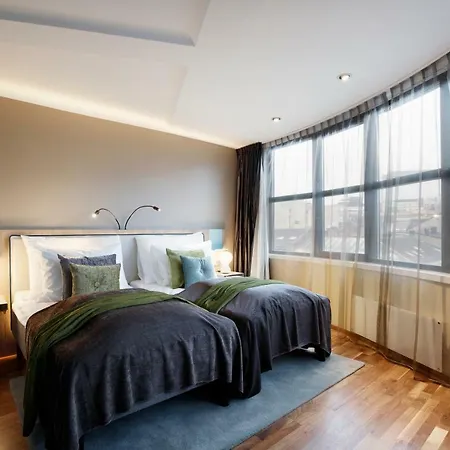 Clarion The Hub 4*