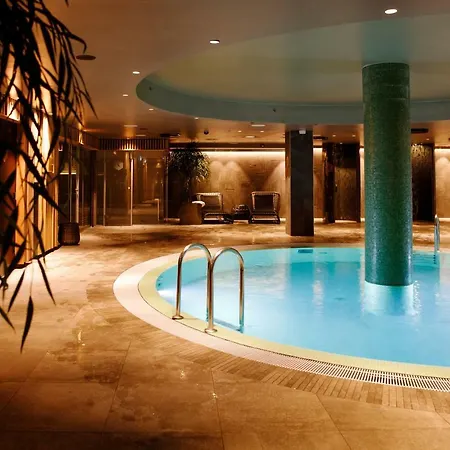 Clarion The Hub 4*